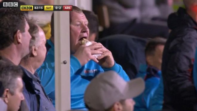 Por qué generó tanta polémica y una investigación la foto del portero del Sutton United de la que habla todo el fútbol inglés Por qué generó tanta polémica y una investigación la foto del portero del Sutton United de la que habla todo el fútbol inglés