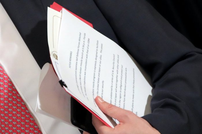 Trump Style: Solucionó una crisis diplomática con el Primer Ministro de Japón en un club de Florida Trump Style: Solucionó una crisis diplomática con el Primer Ministro de Japón en un club de Florida