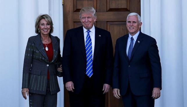 Betsy DeVos, la admiradora del sistema chileno, es ratificada «por la mínima» como ministra de Educación de EEUU Betsy DeVos, la admiradora del sistema chileno, es ratificada