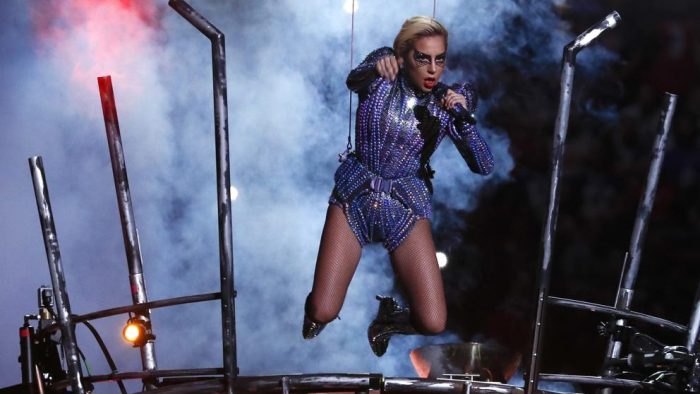Lady Gaga brilla en la Super Bowl sin grandes gestos contra Trump