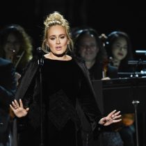 [VIDEO] Habría confundido la letra: Adele nuevamente sufre percance en medio de su presentación en los Grammy