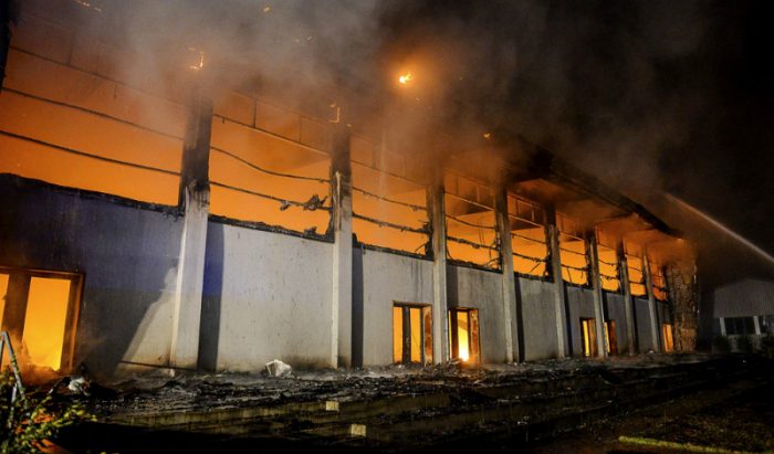 Condenan a ocho años de cárcel a político ultraderechista alemán que incendió centro de refugiados Condenan a ocho años de cárcel a político ultraderechista alemán que incendió centro de refugiados