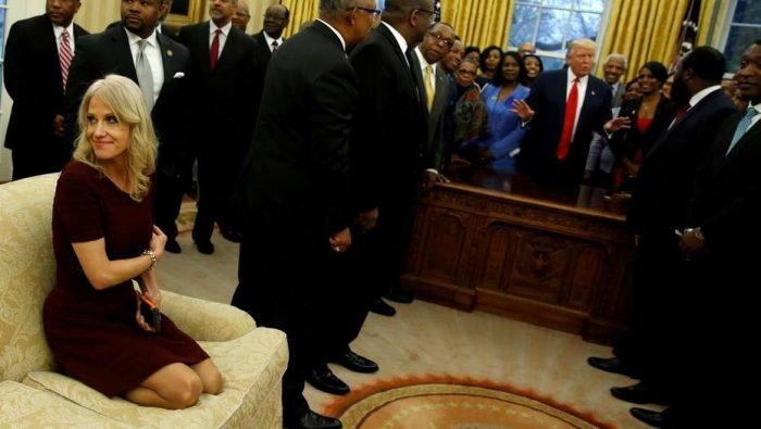 Polémica por asesora de Trump que puso sus zapatos sobre sofá de la Casa Blanca Polémica por asesora de Trump que puso sus zapatos sobre sofá de la Casa Blanca