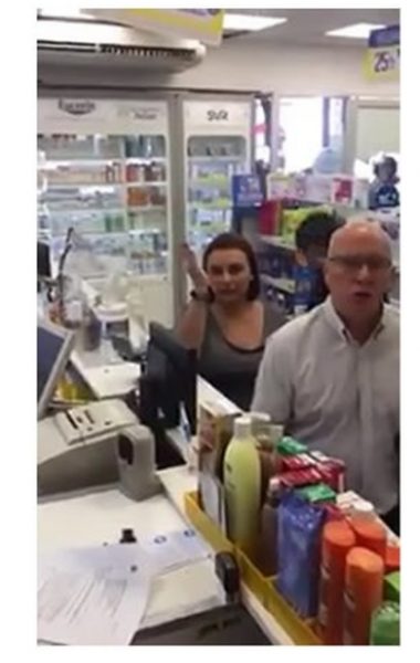 La del cura Gatica: Mujer que insultó a trabajadoras extranjeras en farmacia fue inmigrante en Italia La del cura Gatica: Mujer que insultó a trabajadoras extranjeras en farmacia fue inmigrante en Italia