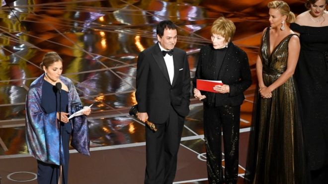 Oscar 2017: la carta con la que el iraní ganador de la mejor película extranjera calificó de «inhumana» la prohibición de inmigración de Donald Trump Oscar 2017: la carta con la que el iraní ganador de la mejor película extranjera calificó de