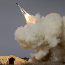 Irán efectúa amplias maniobras militares que incluyen pruebas con misiles