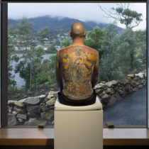 El hombre que le vendió su espalda a un coleccionista de arte (por US$160.000)
