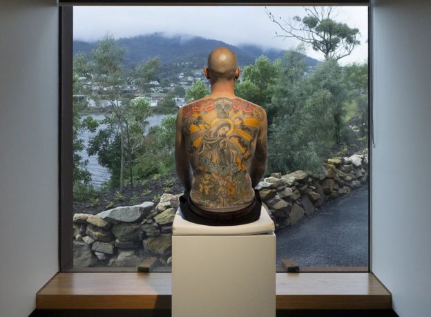 El hombre que le vendió su espalda a un coleccionista de arte (por US$160.000) El hombre que le vendió su espalda a un coleccionista de arte (por US$160.000)