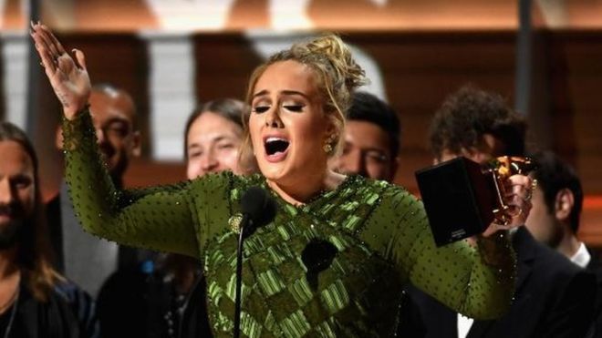 Adele arrasó en los Grammy 2017 con el mejor álbum «25» y canción del año «Hello» Adele arrasó en los Grammy 2017 con el mejor álbum «25» y canción del año «Hello»