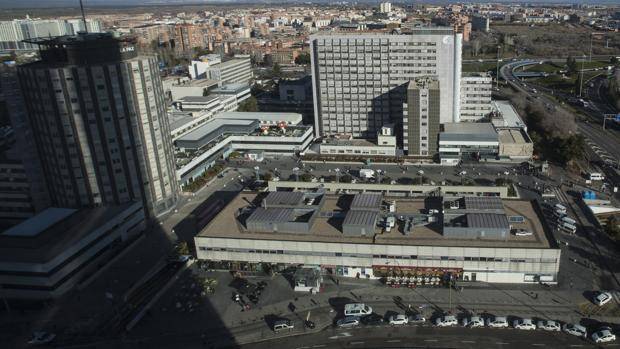 Chileno toma a su hija en brazos y se tira por la ventana de un hospital en España