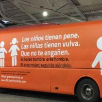 El bus transfóbico que recorre las ciudades de España: «Los niños tienen pene, las niñas tienen vulva»