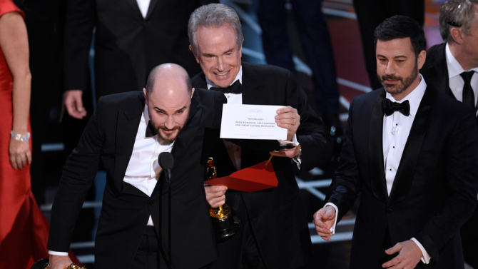 «La La Land» se lleva seis Óscar, pero «Moonlight» logra el de mejor película «La La Land» se lleva seis Óscar, pero «Moonlight» logra el de mejor película