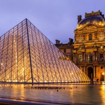 Gran afluencia de visitantes se reunieron para la reapertura del Museo del Louvre en París