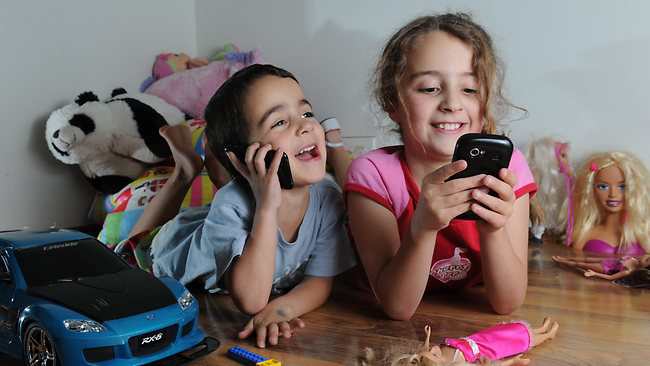Pediatras alertan sobre excesivo uso de celulares en los niños Pediatras alertan sobre excesivo uso de celulares en los niños