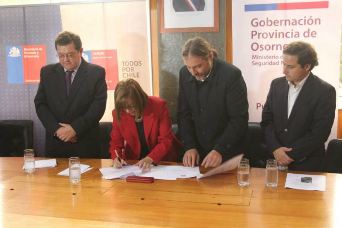 Bienes Nacionales firma acuerdo en Osorno: terrenos del Ejército serán traspasados para construir más de mil viviendas Bienes Nacionales firma acuerdo en Osorno: terrenos del Ejército serán traspasados para construir más de mil viviendas