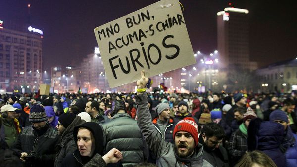 Unos 300.000 rumanos se manifiestaron contra la despenalización de la corrupción aprobada por el gobierno Unos 300.000 rumanos se manifiestaron contra la despenalización de la corrupción aprobada por el gobierno