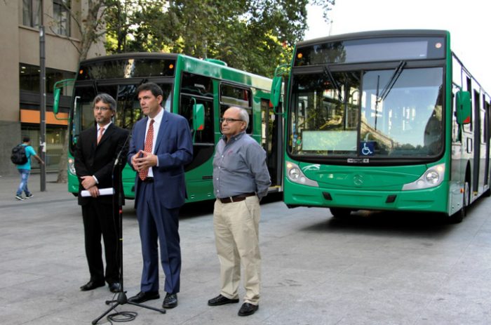 Ministerio de Transportes reasigna recorridos de Transantiago y presenta nuevos buses