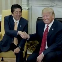 [VIDEO] El incómodo y largo apretón de manos entre Donald Trump y el primer ministro de Japón