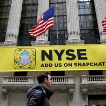 Wall Street opera a la baja tras el récord de ayer, y Snapchat debuta con un precio de US$17 la acción