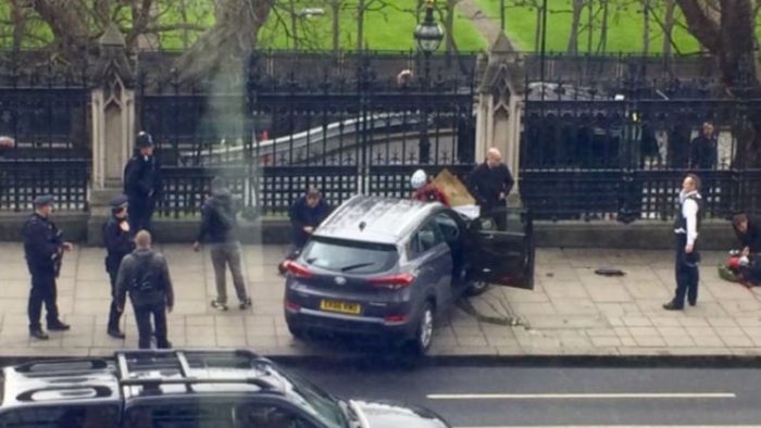 Reportan una decena de heridos luego de un tiroteo en el exterior del parlamento británico Reportan una decena de heridos luego de un tiroteo en el exterior del parlamento británico