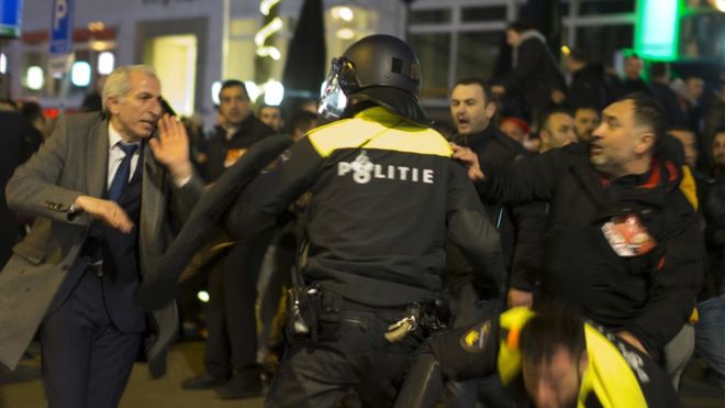 Holanda expulsa a ministra de Turquía y desata airadas protestas en Rotterdam Holanda expulsa a ministra de Turquía y desata airadas protestas en Rotterdam