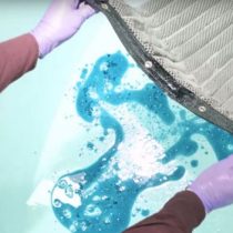 La innovadora esponja que absorbe petróleo que puede ser la solución para los derrames de crudo