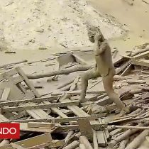 [VIDEO] El momento en que una mujer emerge del barro tras ser arrastrada por un deslave en Perú