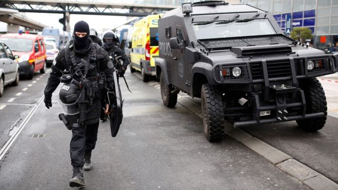 «Vine a morir por Alá»: lo que se sabe de Ziyed Ben Belgacem, el atacante que murió al intentar quitarle su arma a una soldado en el aeropuerto de París – Orly