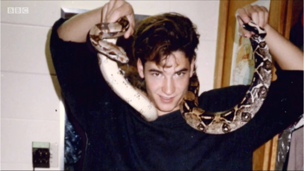 La extraordinaria historia del hombre que se inyecta veneno letal de serpiente pero no se muere
