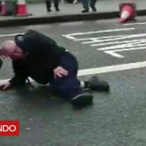[VIDEO] Primeras imágenes después de que un auto arrollara al menos a 4 personas en el puente de Westminster en Londres