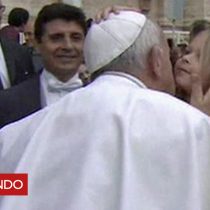 [VIDEO] El simpático instante en que una niña le quita el solideo al papa Francisco