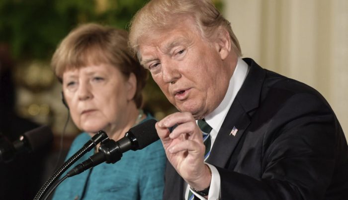 Angela Merkel lee revista ‘Playboy’ para preparar encuentro con Donald Trump Angela Merkel lee revista 'Playboy' para preparar encuentro con Donald Trump