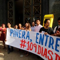 Realizan protesta frente a las oficinas del ex Presidente Sebastián Piñera