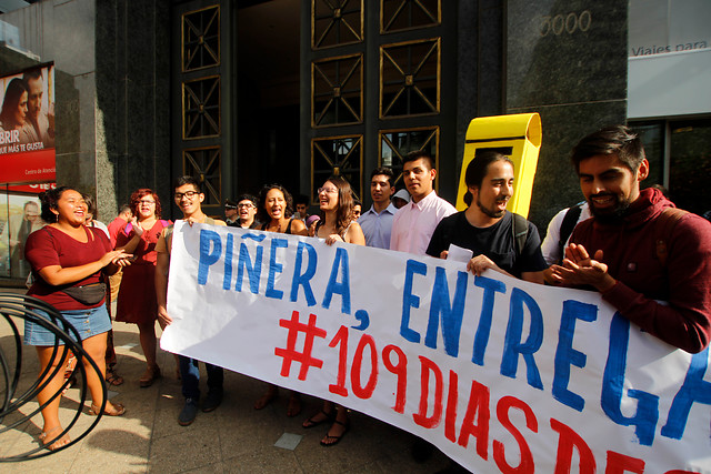 Realizan protesta frente a las oficinas del ex Presidente Sebastián Piñera