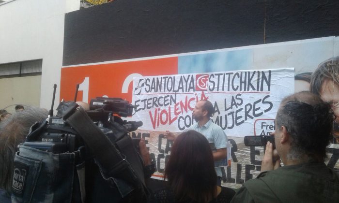 Nos infiltramos en funa ñuñoína contra violencia de género en construcción: “Tengo miedo a salir a la calle”, dice afectada Nos infiltramos en funa ñuñoína contra violencia de género en construcción: “Tengo miedo a salir a la calle”, dice afectada