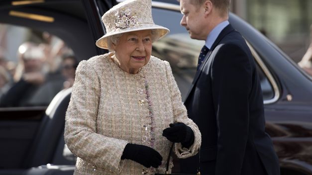La reina Isabel II sanciona la ley del 