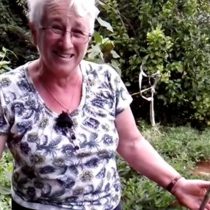 [VIDEO] La divertida reacción de dos abuelas que encontraron una planta de marihuana en su jardín