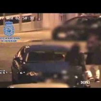 [VIDEO] El momento en que un hombre es detenido tras agredir a su expareja junto a una comisaría en España