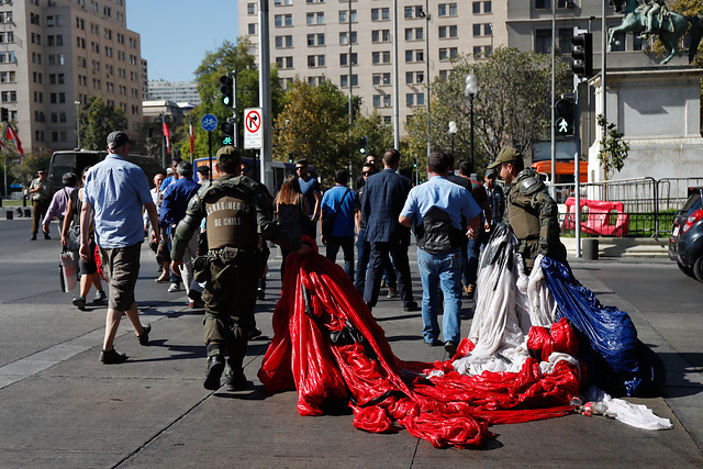 Ocho estudiantes de U. Arcis fueron detenidos frente a La Moneda Ocho estudiantes de U. Arcis fueron detenidos frente a La Moneda