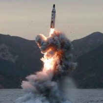 Corea del Norte lanza cuatro misiles, tres de los cuales caen en aguas de Japón