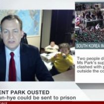 [VIDEO] El hilarante momento en que un experto en Corea es interrumpido por sus hijos mientras lo entrevistan en vivo por la BBC