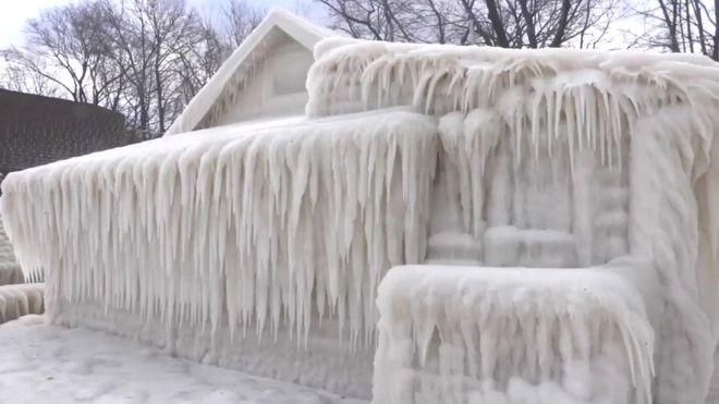La increíble imagen de una casa que quedó totalmente cubierta por el hielo en Estados Unidos