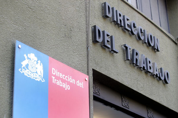 Bancadas de oposición denuncian a la Dirección del Trabajo ante Contraloría por implementar «ilegal» finiquito electrónico Bancadas de oposición denuncian a la Dirección del Trabajo ante Contraloría por implementar