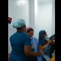 [VIDEO] Indignación causa en redes sociales grupo de enfermeras que bailan dentro de un quirófano, en medio de una operación