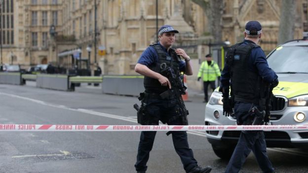 Apuñalan a un policía y le disparan al atacante frente al Parlamento británico en 
