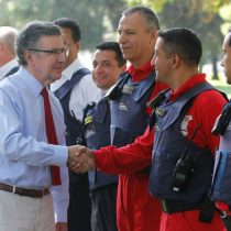 Joaquín Lavín entrega gas pimienta y bastones a inspectores municipales de Las Condes