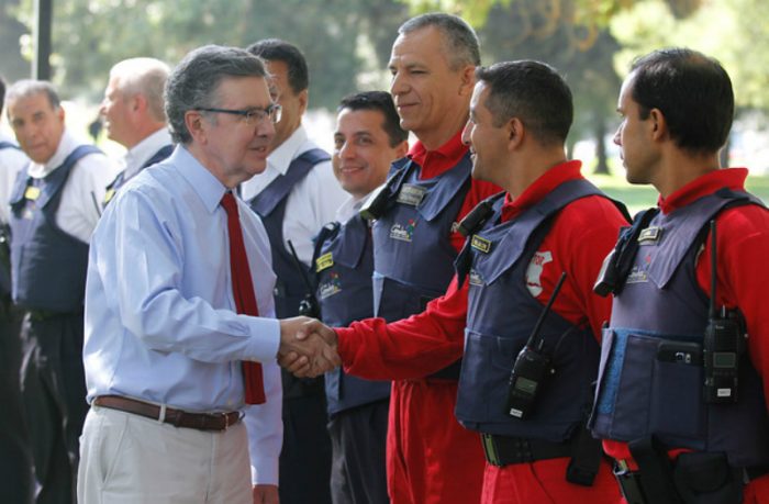 Joaquín Lavín entrega gas pimienta y bastones a inspectores municipales de Las Condes