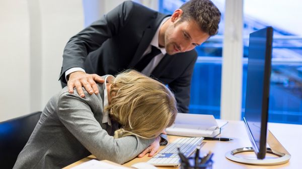 Guía especializada para llorar en el trabajo Guía especializada para llorar en el trabajo