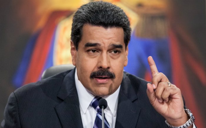 Expulsan de Venezuela a periodista de Canal 13 por grabar filas en un supermercado Expulsan de Venezuela a periodista de Canal 13 por grabar filas en un supermercado