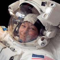Astronauta Peggy Whitson bate el récord de paseos espaciales hechos por una mujer